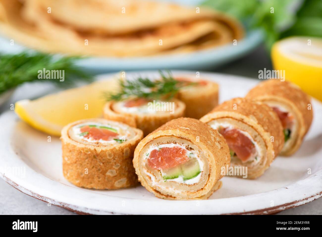 Crepe-Brötchen mit Lachs, Gurke, Dill und Frischkäse. Vorspeise Fingerfood Stockfoto