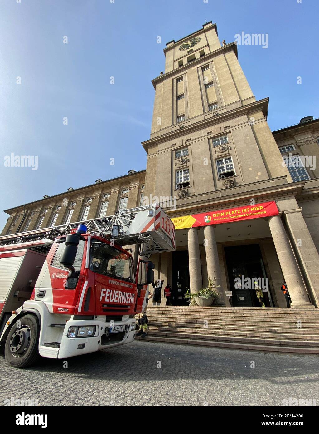 Berlin, Deutschland. Februar 2021, 24th. Vor dem Rathaus Schöneberg steht ein Einsatzfahrzeug der Feuerwehr. Aufgrund der starken Rauchentwicklung war die Feuerwehr mit einem größeren Kontingent vor Ort. Die Mitarbeiter im Rathaus wurden evakuiert. Quelle: Paul Zinken/dpa-Zentralbild/ZB/dpa/Alamy Live News Stockfoto
