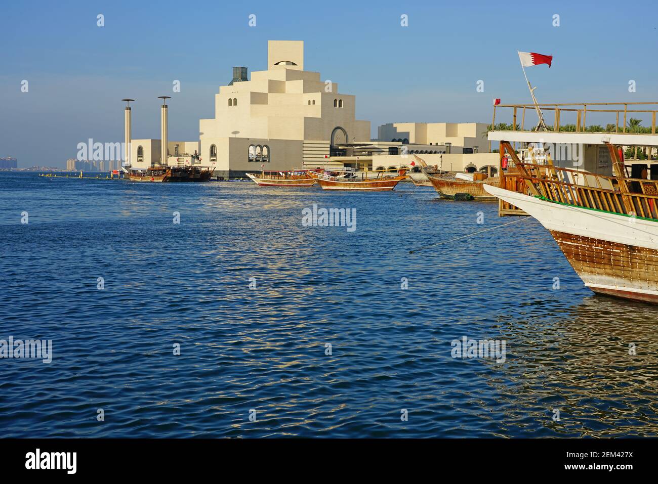 DOHA, Qatar-11 Dez 2019 - Blick auf den traditionellen Dhow Boote aus Holz vor dem berühmten Museum für Islamische Kunst Gebäude, entworfen vom Architekten I.M.Pei, Stockfoto