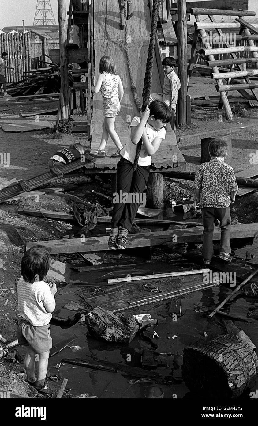 Kinder Abenteuer Spielplatz Kinder spielen auf Seilschaukel und Rutsche Stockfoto