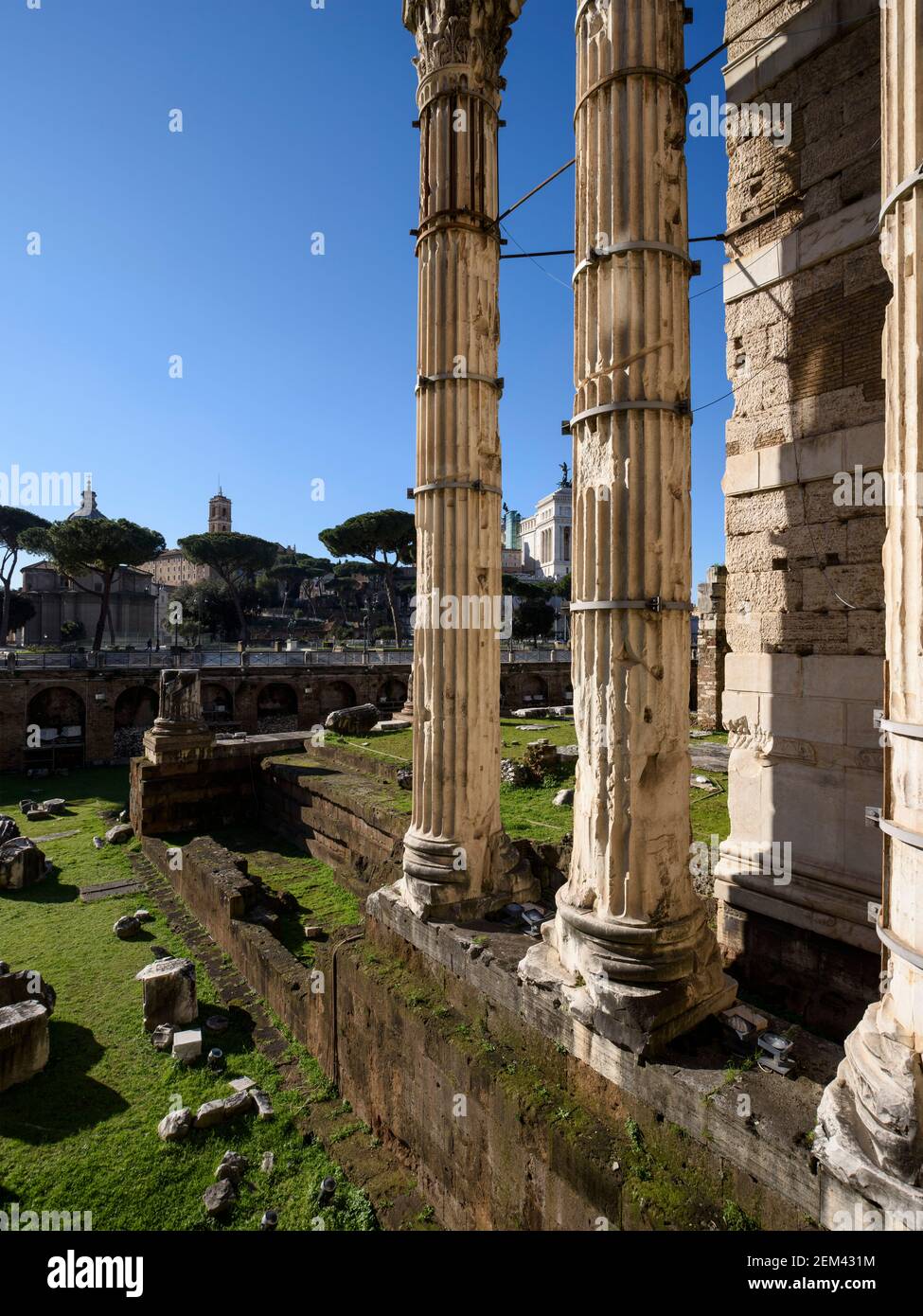 Rom. Italien. Blick vom Germanicus' Bogen (alias Arco dei Pantani, der Bogen der Sümpfe) auf das Forum des Augustus, und die restlichen korinthischen Säulen Stockfoto