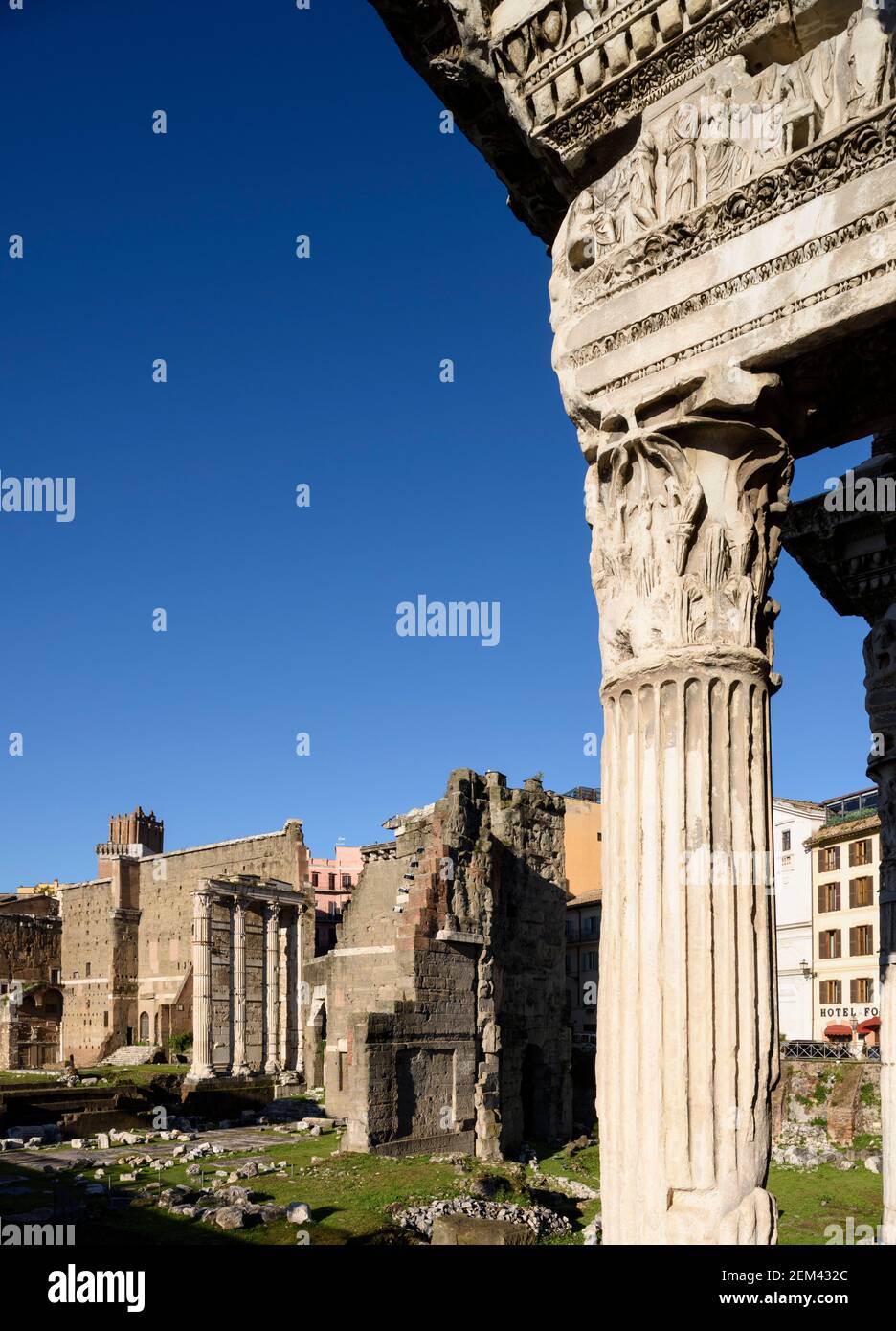 Rom. Italien. Blick vom Nerva-Forum mit der sogenannten Kolonnace (rechts) auf das Augustus-Forum und die Überreste des Mars-Tempels U Stockfoto