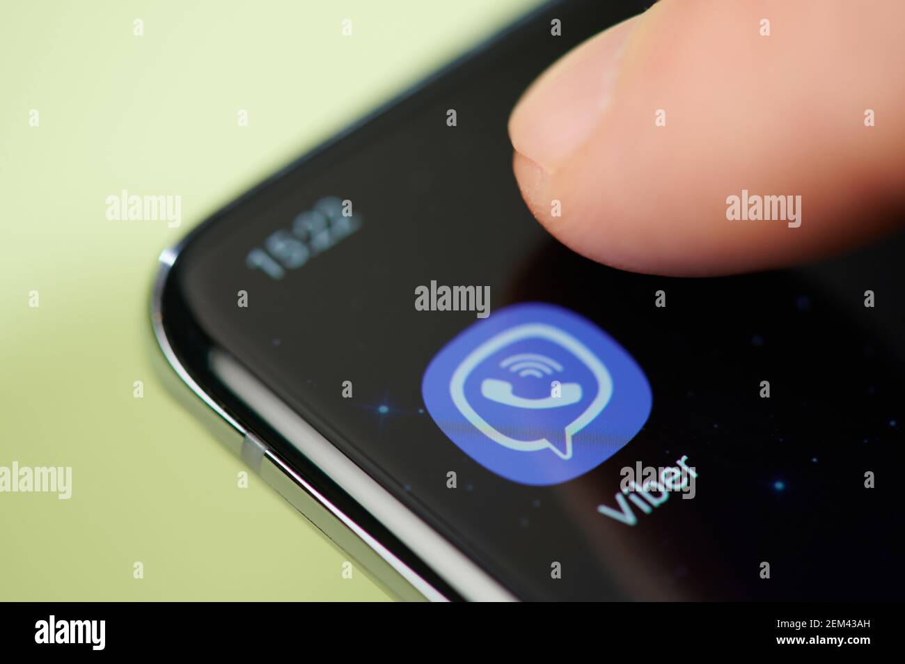 New york, USA - 24. Februar 2021: Viber App auf Smartphone-Bildschirm Touch mit Finger Makro Nahaufnahme Stockfoto