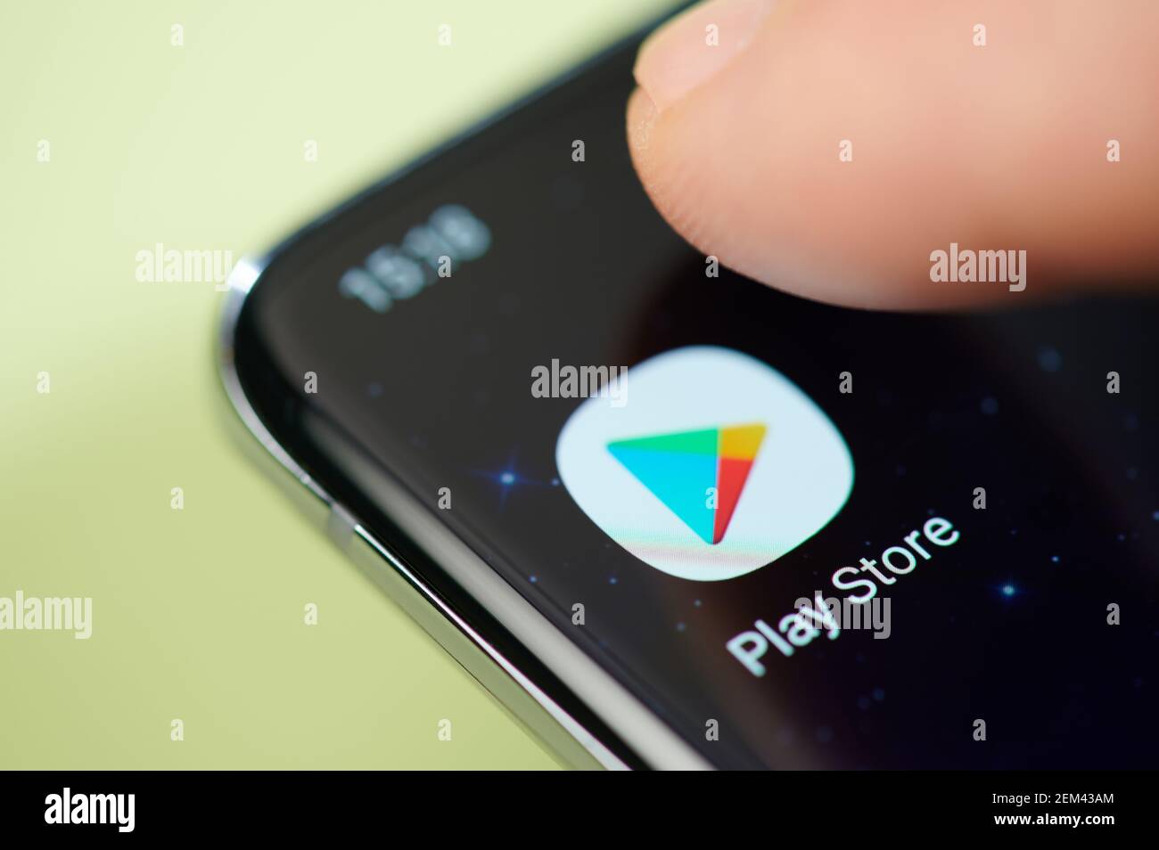 New york, USA - 24. Februar 2021: Play Store App auf Smartphone-Bildschirm Touch mit Finger Makro Nahaufnahme Stockfoto