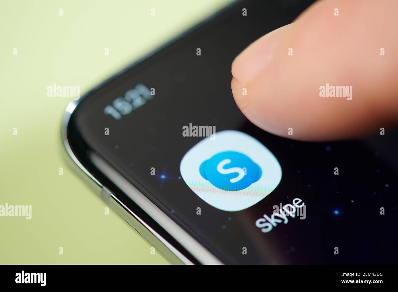 New york, USA - 24. Februar 2021: Skype-App auf Smartphone-Bildschirm Touch mit Finger Makro Nahaufnahme Stockfoto