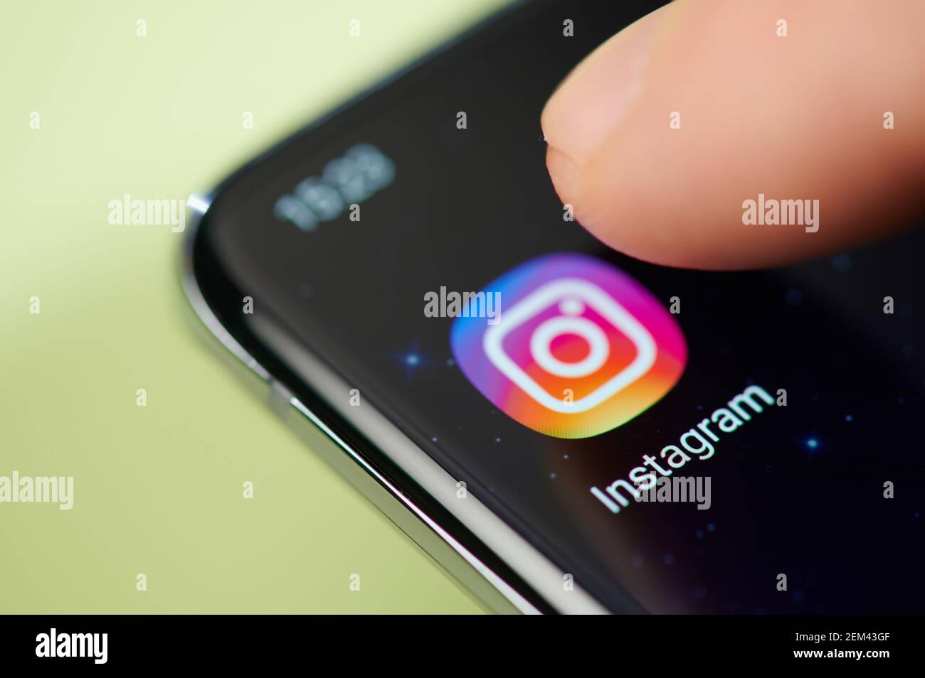 New york, USA - 24. Februar 2021: Instagram App auf Smartphone-Bildschirm Touch mit Finger Makro Nahaufnahme Stockfoto