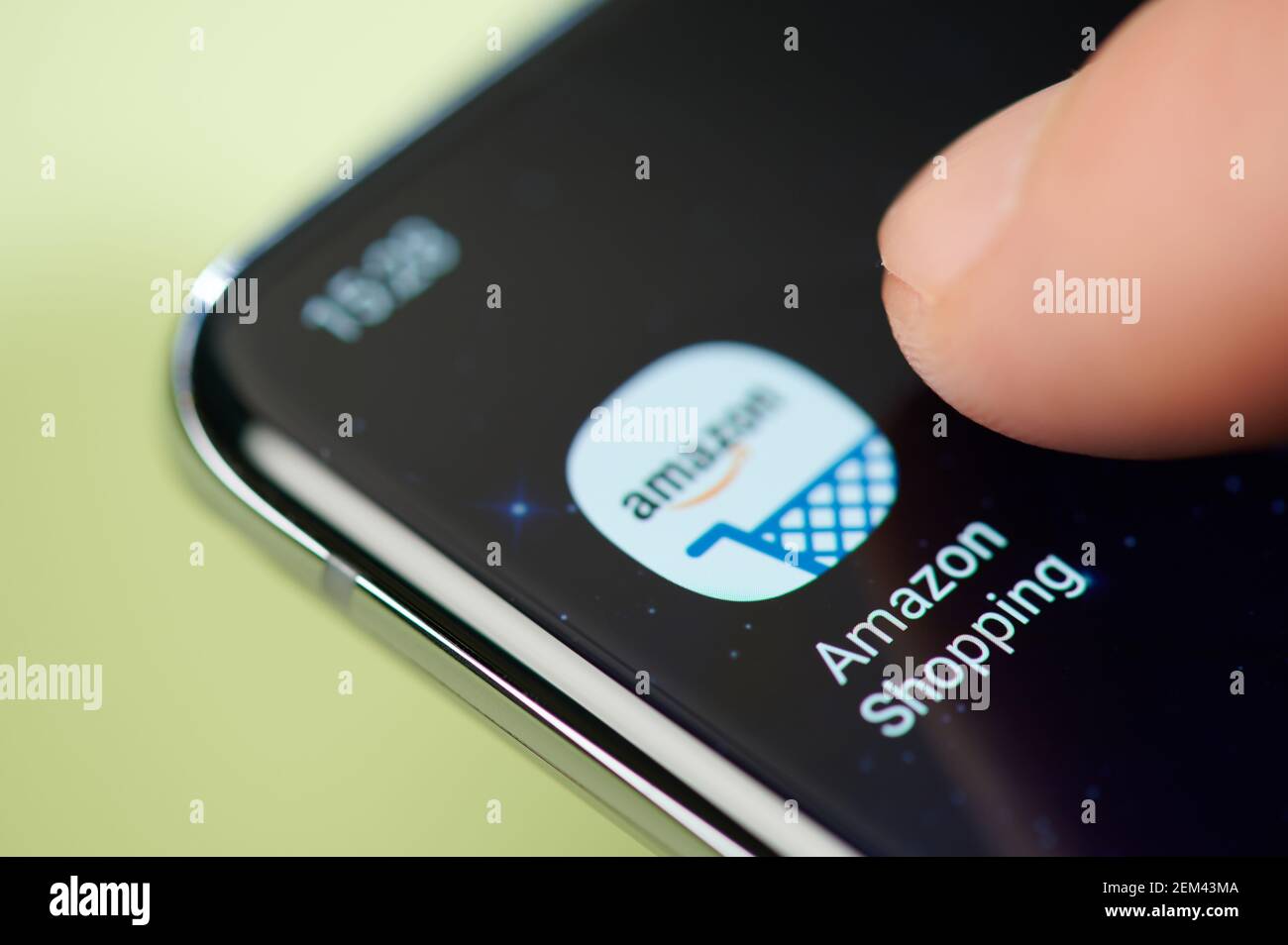 New york, USA - 24. Februar 2021: Amazon Shopping-App auf Smartphone-Bildschirm Touch mit Finger Makro Nahaufnahme Stockfoto