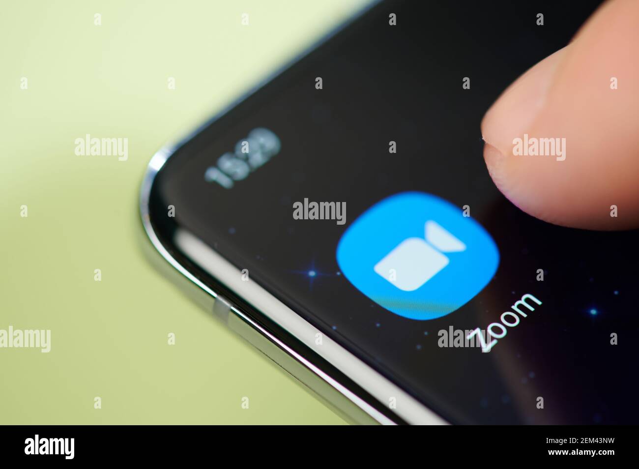 New york, USA - 24. Februar 2021: Zoom App auf Smartphone-Bildschirm Touch mit Finger Makro Nahaufnahme Stockfoto
