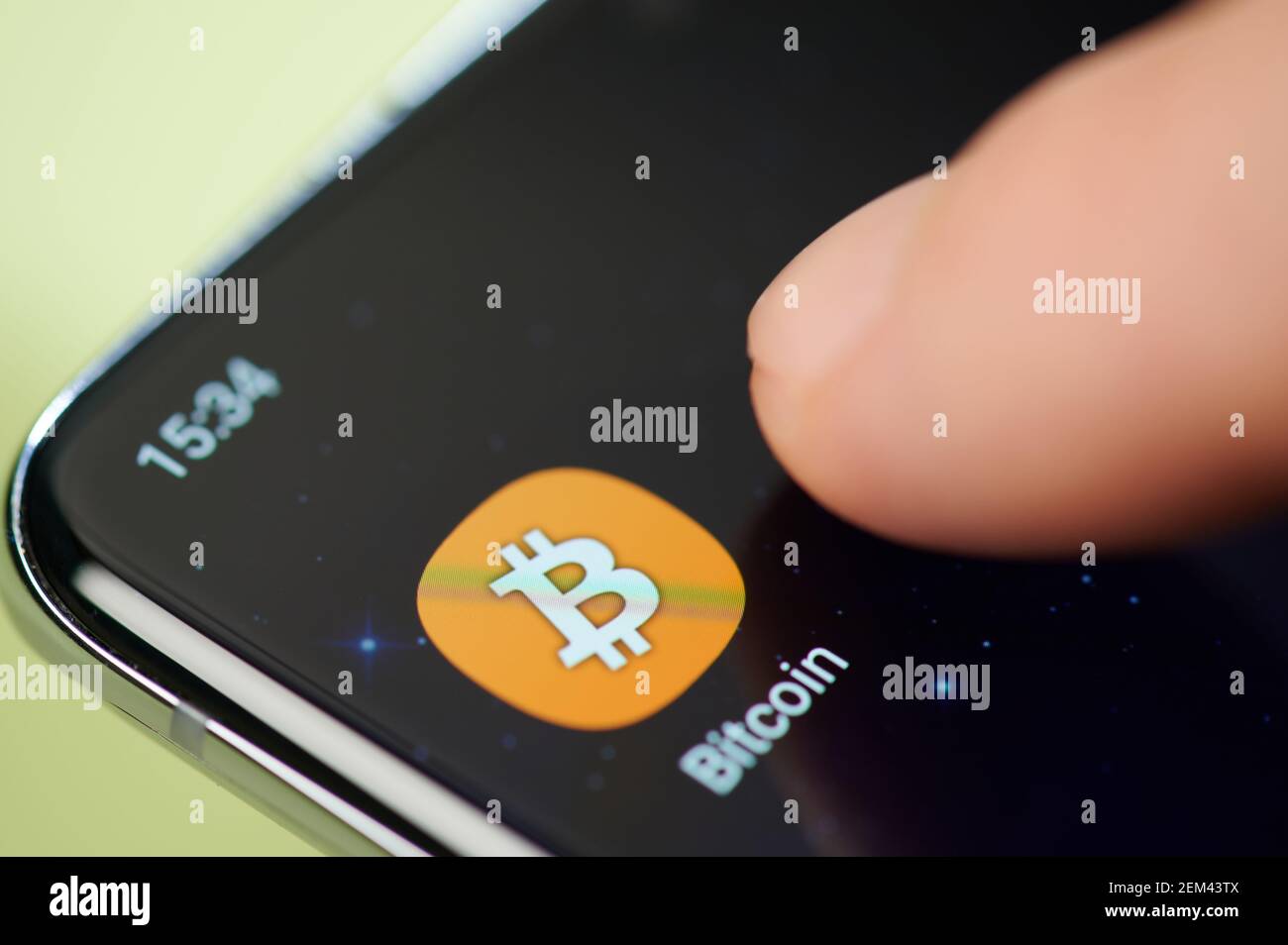 New york, USA - 24. Februar 2021: Bitcoin Wallet App auf Smartphone-Bildschirm Touch mit Finger Makro Nahaufnahme Stockfoto