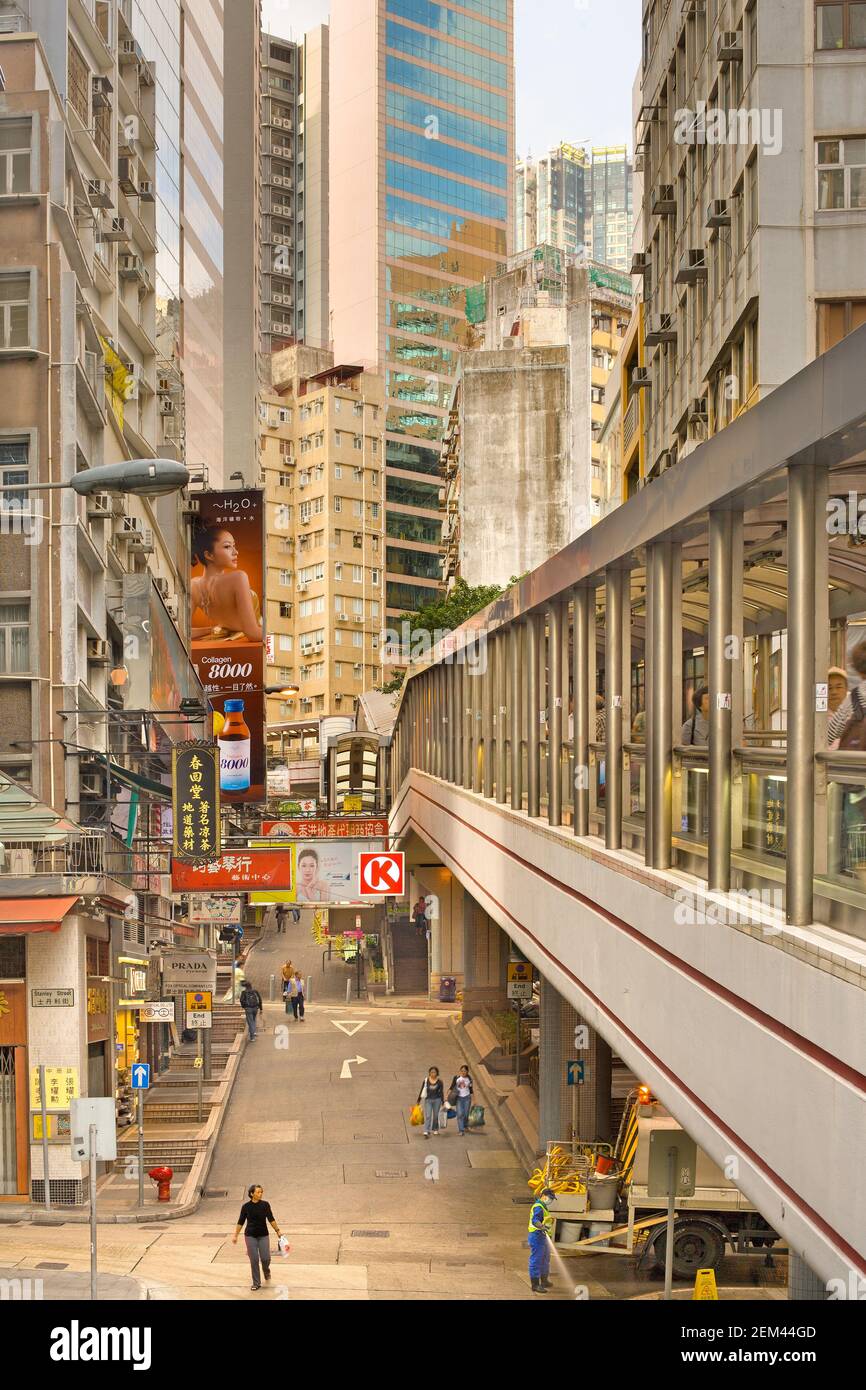 Sheung wan, Hong Kong Island, China, Asien - die Rampe zur längsten Rolltreppe der Welt und das Straßenleben darunter. Stockfoto