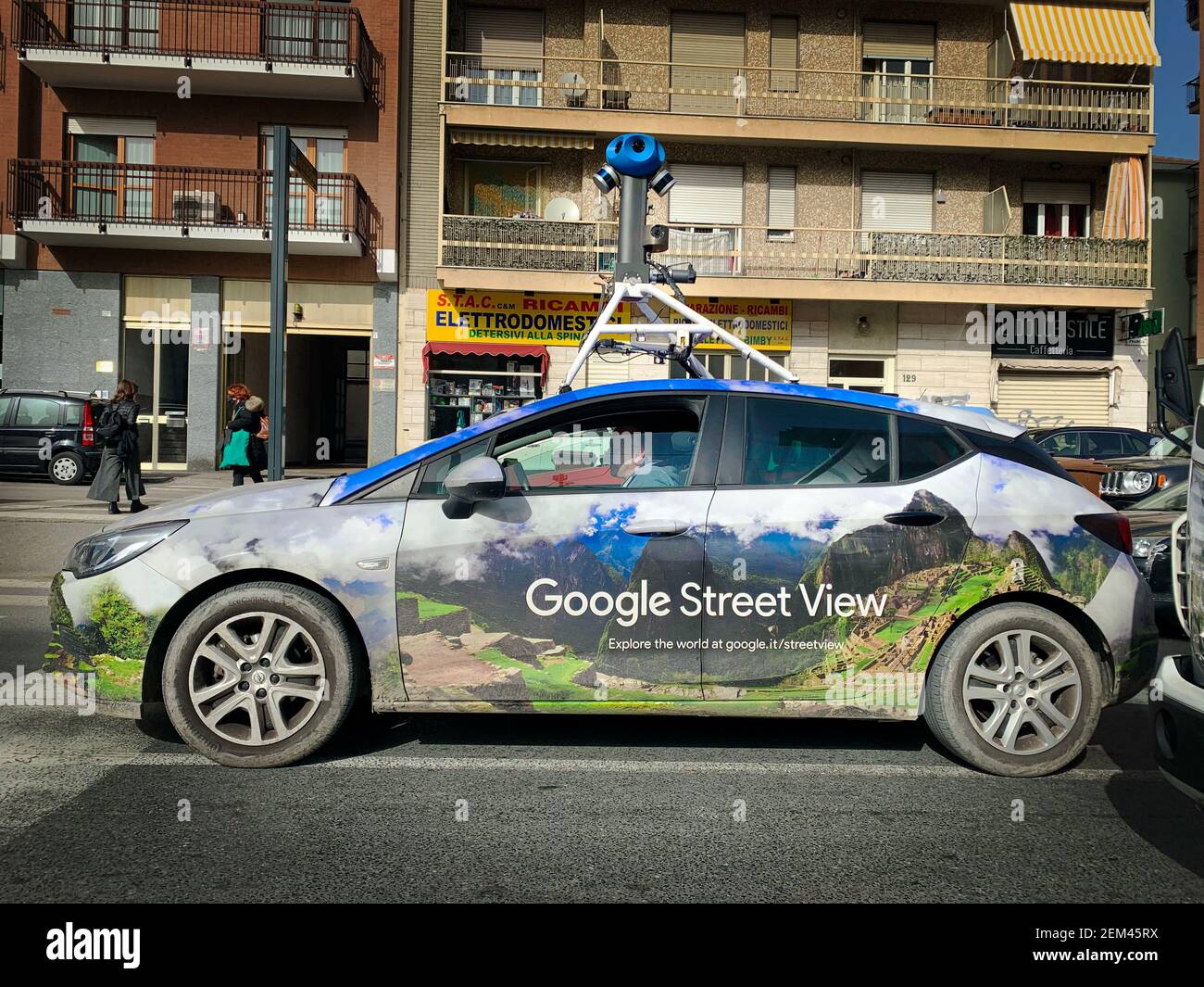 Ein Google Street View Fahrzeug für die Kartierung von Straßen in der ganzen Welt fährt durch die Stadt. Turin, Italien - Januar 2021 Stockfoto