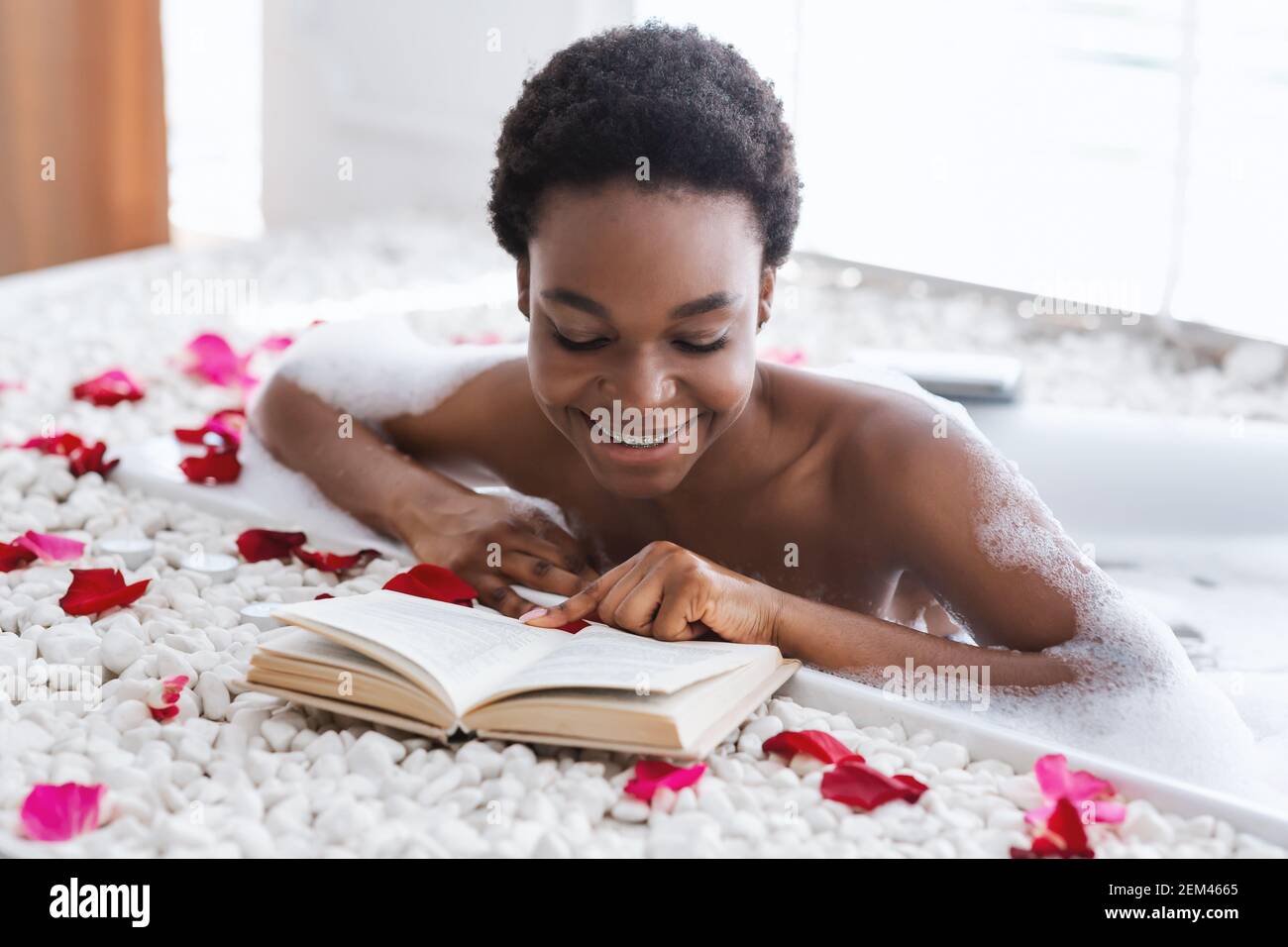 Hautpflege, heiße Badewanne und Ruhe, Vitalbehandlung während der Selbstisolation Stockfoto