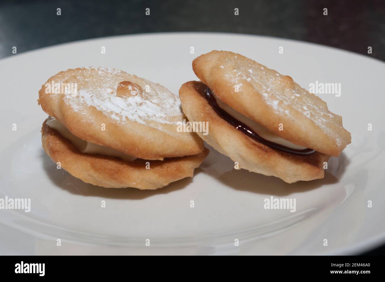 2 zwei einzelne Mr Kipling Wiener Wirbel Kuchen auf einem Weiße Platte Stockfoto