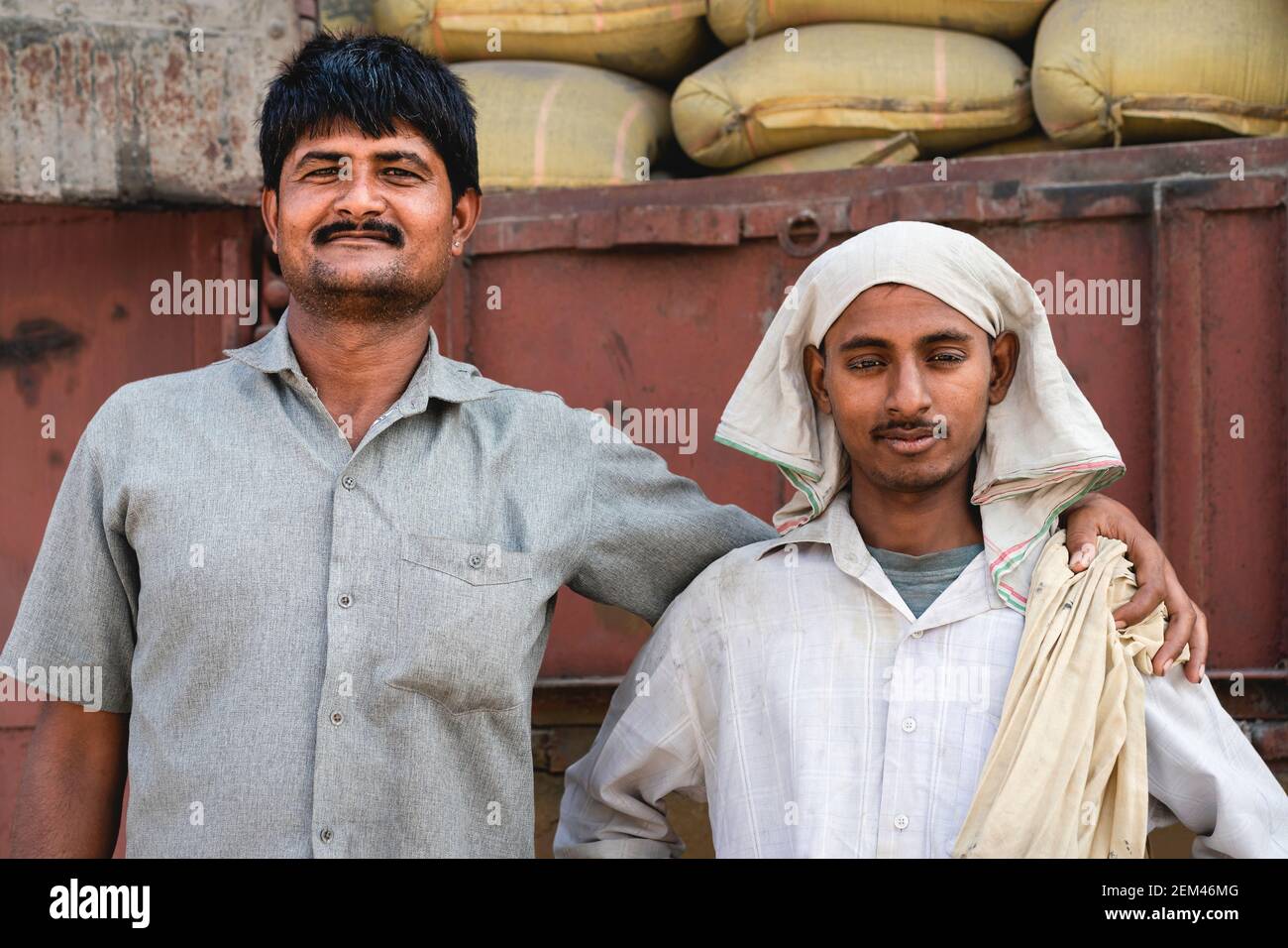 Porträt von Arbeitern, die an der Eisenbahnknotenstelle in Mathura, Uttar Pradesh, Indien, Zementsäcke bewegen. Stockfoto