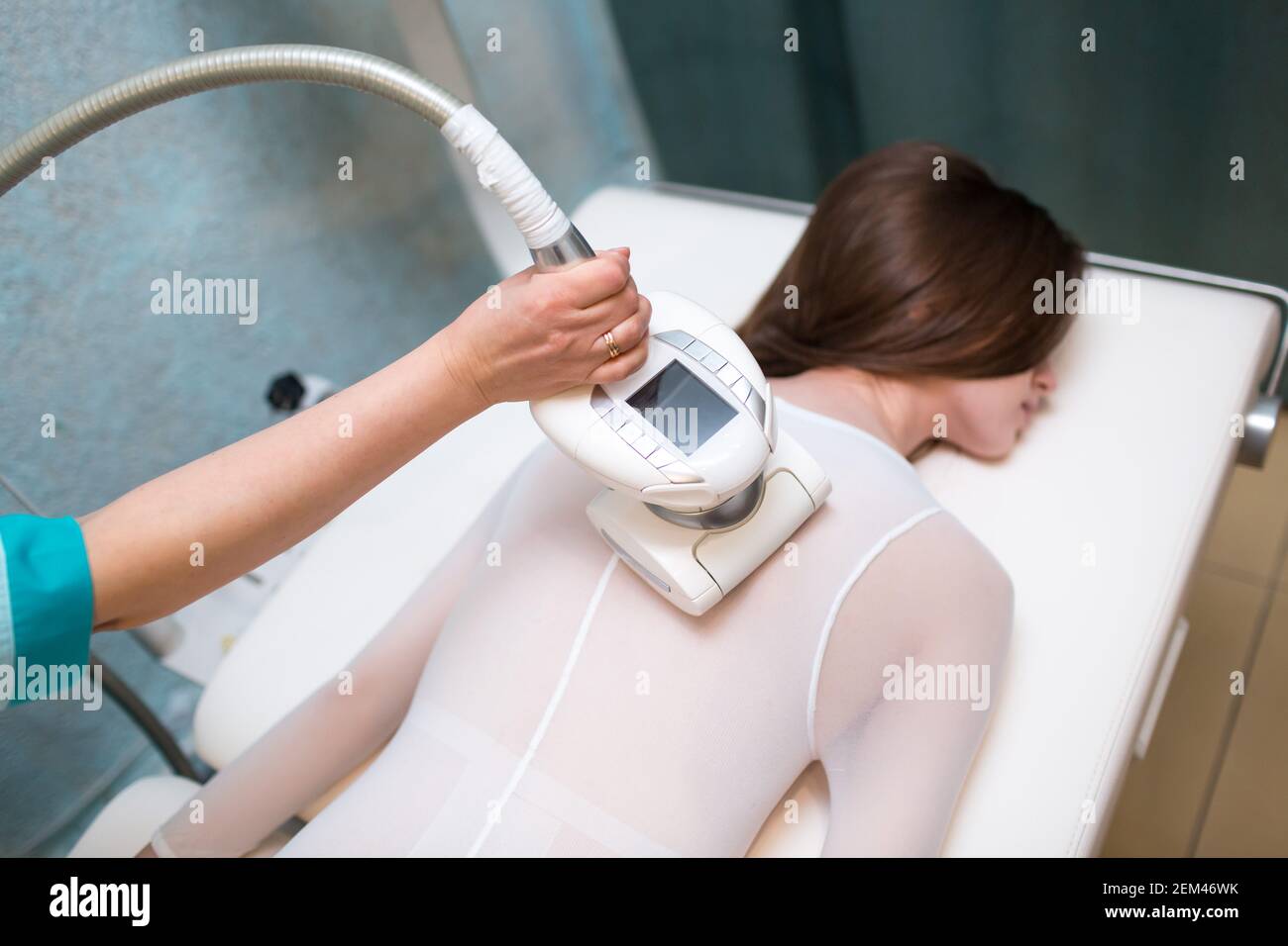 Junge schöne Frau und LPG-Massage-Verfahren in der Kurklinik. Lymphdrainage Massage LPG Apparate Prozess Stockfoto