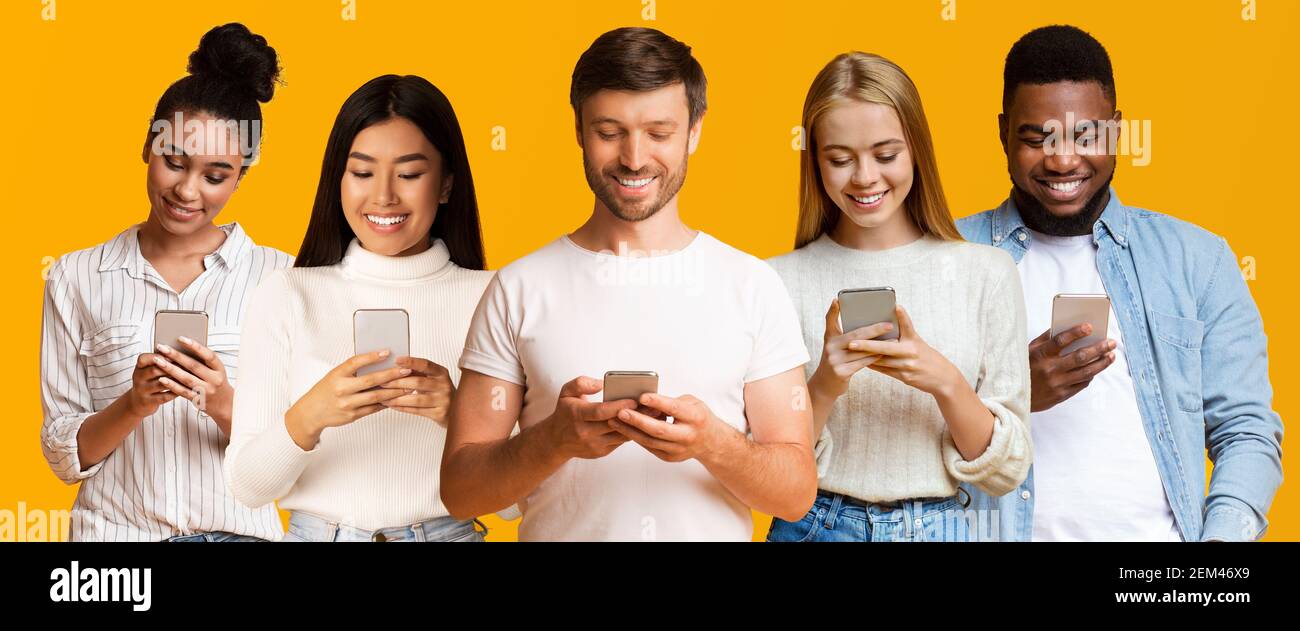 Fünf Verschiedene Menschen Mit Smartphones Stehen Über Gelben Hintergrund, Collage Stockfoto