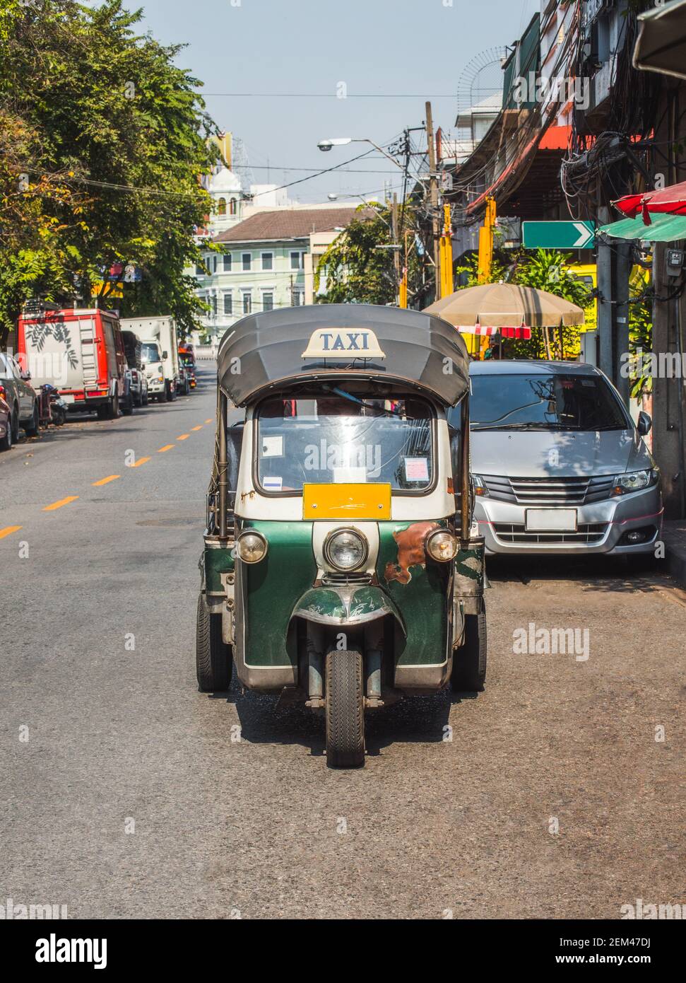 Traditionelles Thai Tuc Tuc Taxi auf der Empty Road. Dreirad-Mini-Auto. Stockfoto