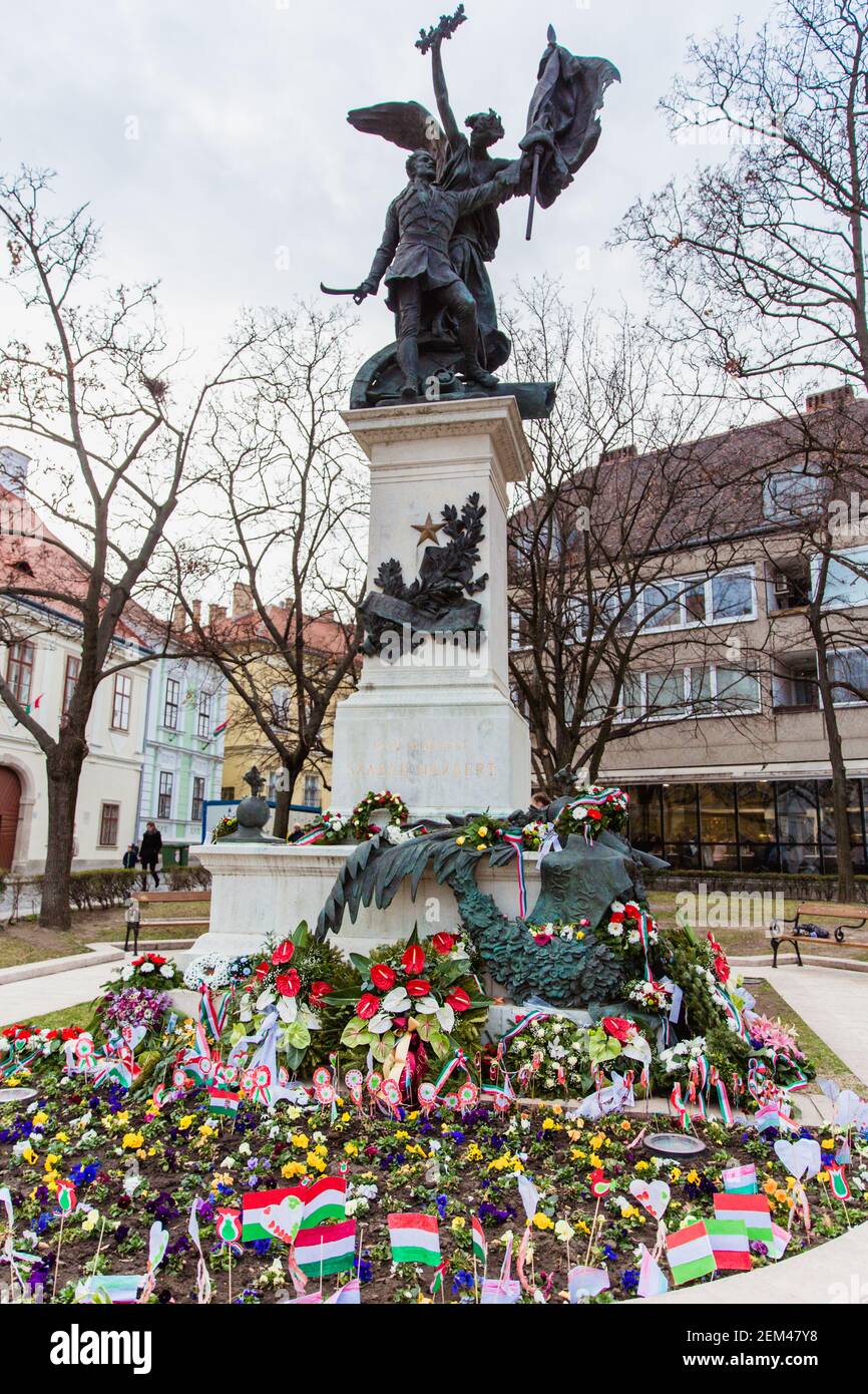 Budapest, Ungarn - 15. März 2019: Denkmal zum Unabhängigkeitskrieg auf Buda var. Die Menschen feiern den 15th. März, indem sie über die Geschichte der Heroe lesen Stockfoto