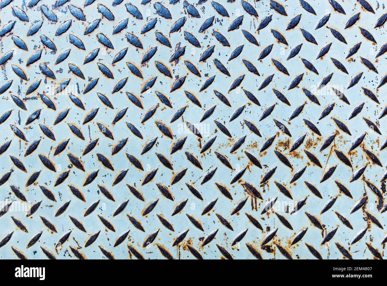 Eindrücke auf Metall machen ein Design, auf diesem Detail von einem Laderampe in einer Fabrik Stockfoto