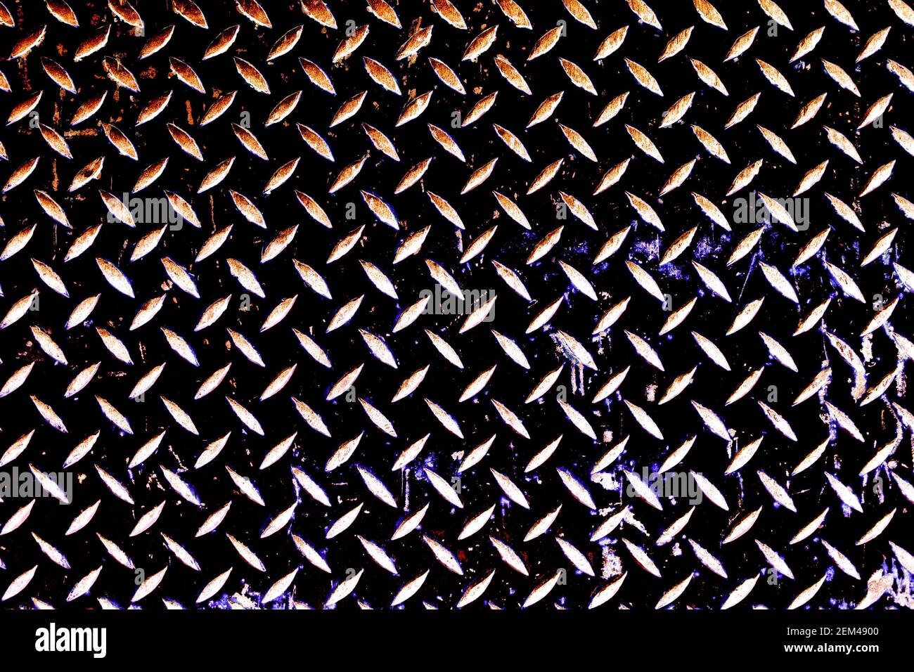 Eindrücke auf Metall machen ein Design, auf diesem Detail von einem Laderampe in einer Fabrik Stockfoto
