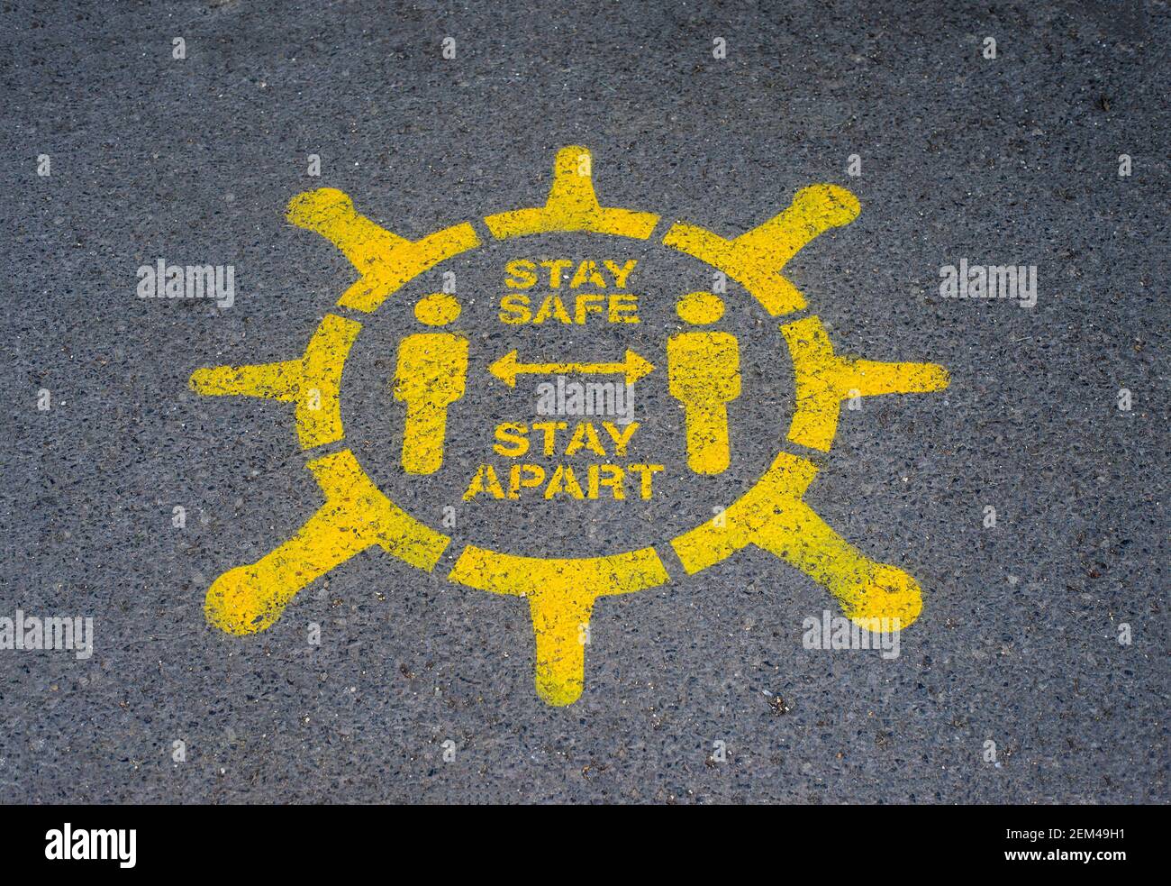Coronavirus Covid 19 'Stay Safe, Stay Apart', soziales Distanzschild auf Gehsteig in Southampton, England Stockfoto