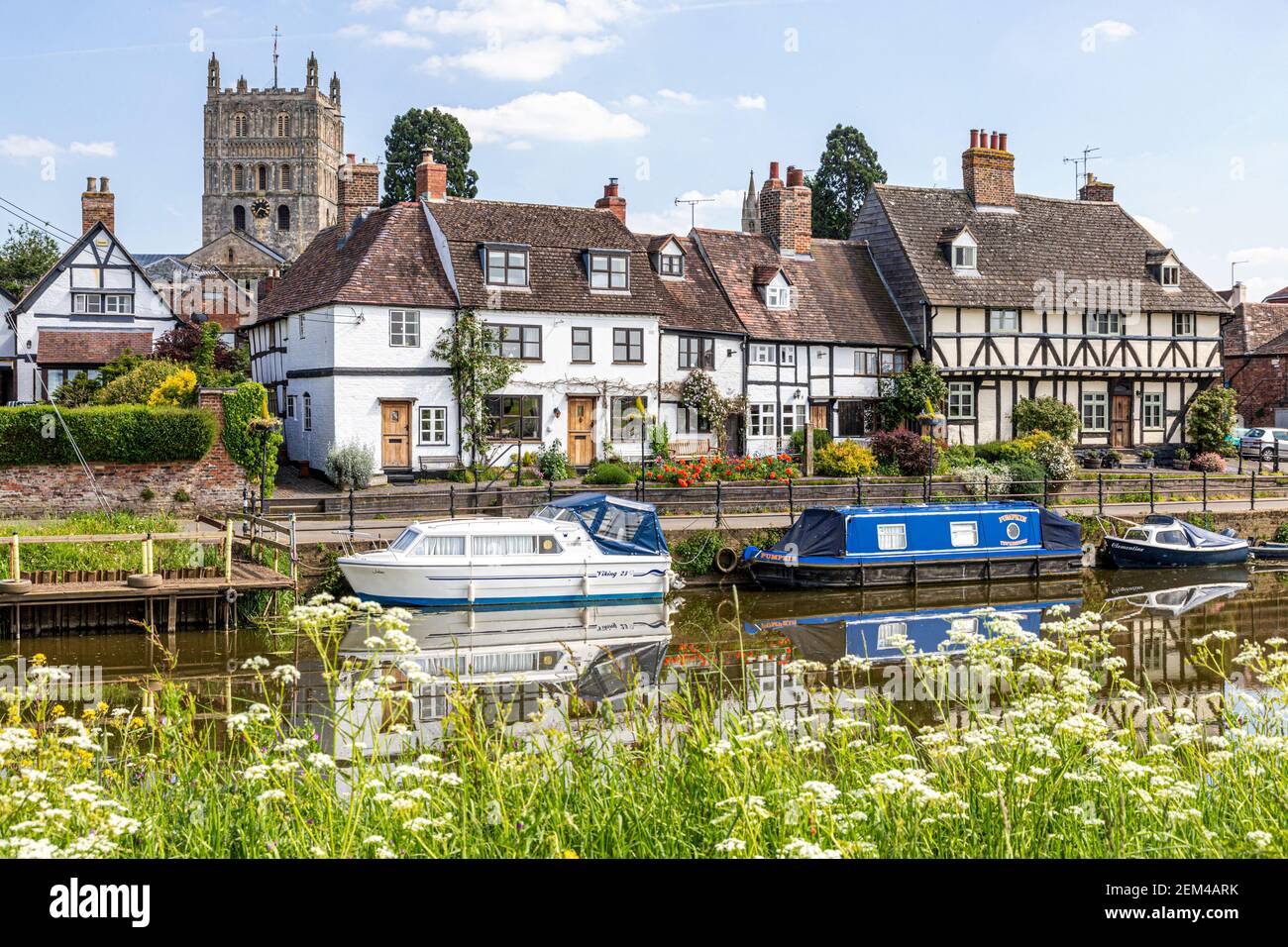 The Abbey und alte Hütten in St Marys Road neben der Mill Avon in der alten Stadt Tewkesbury am Flussufer, Gloucestershire UK Stockfoto