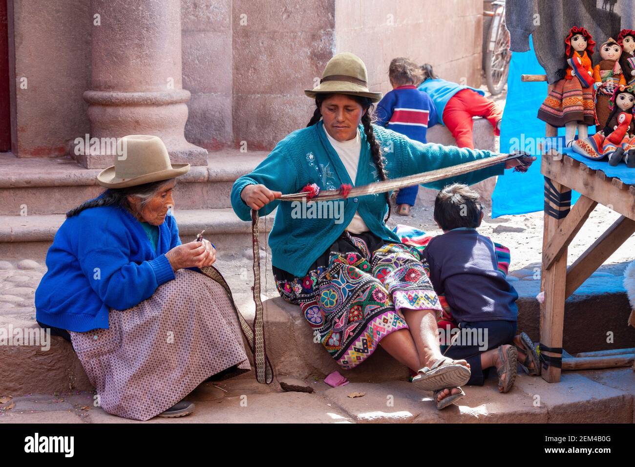 Pisac. Peru. 04,19.08. Lokale Frauen, die Waren für den touristischen Handel auf einem Markt in der Stadt Pisac in der Provinz Urubamba in Peru, Südamerika Stockfoto