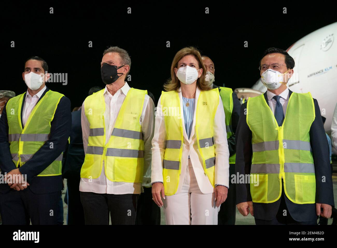 (210224) -- SANTO DOMINGO, 24. Februar 2021 (Xinhua) -- Raquel Pena (2nd R, Front), Vizepräsident der Dominikanischen Republik, erhält eine Charge von Sinovac COVID-19 Impfstoffen Chinas mit einer offiziellen Delegation auf dem internationalen Flughafen von Santo Domingo, Dominikanische Republik, 23. Februar 2021. Die Dominikanische Republik erhielt am Dienstag Abend eine Lieferung von Impfstoffen, die vom chinesischen Pharmaunternehmen Sinovac entwickelt wurden, sagten die Behörden. (Dominikanische Republik Vicepresidency / Handout über Xinhua) Stockfoto