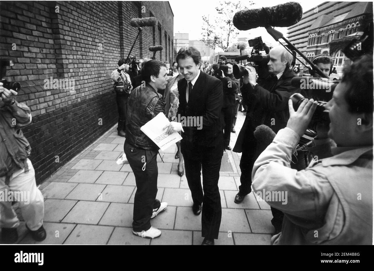 Tony Blair ist von der Presse umgeben, als er die verlässt Hauptniederlassung der Arbeiterpartei Stockfoto