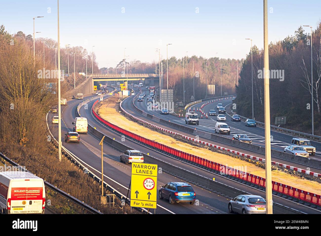 Die M27 wird im Februar 2019 an der Anschlussstelle 4 mit der M3 in der Nähe von Southampton auf eine intelligente Autobahn umgestellt. Stockfoto
