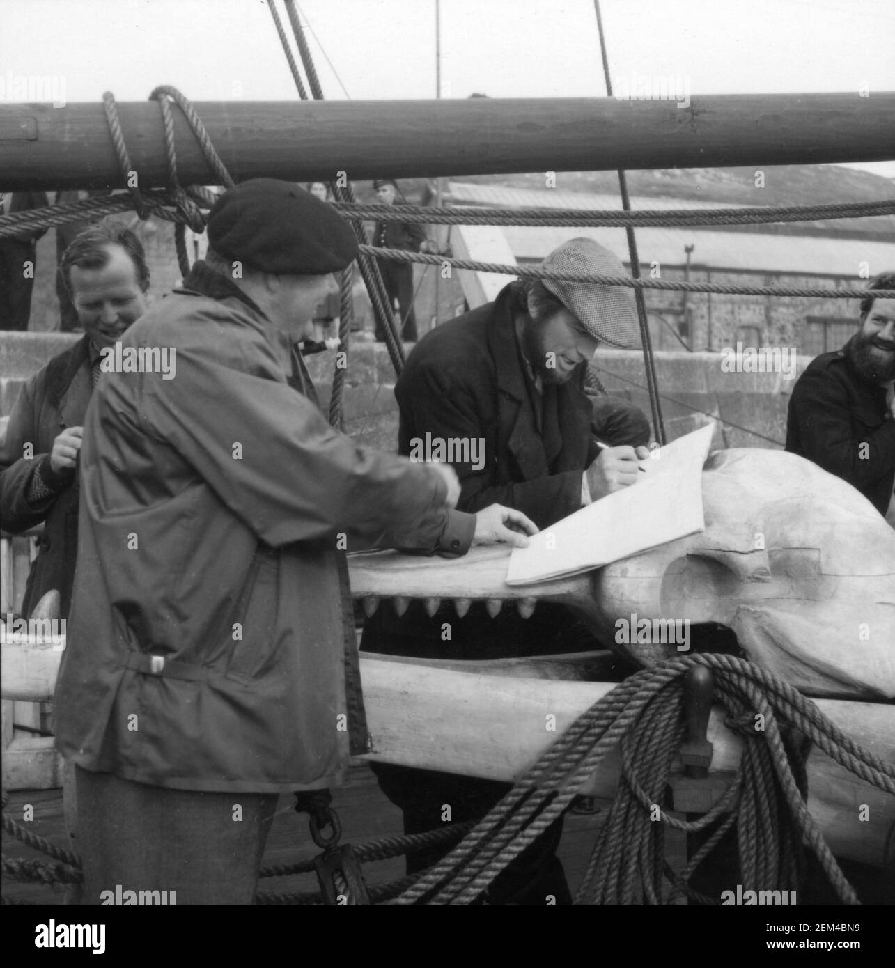 GREGORY PECK am Drehort offen in Kostüm als Captain Ahab während der