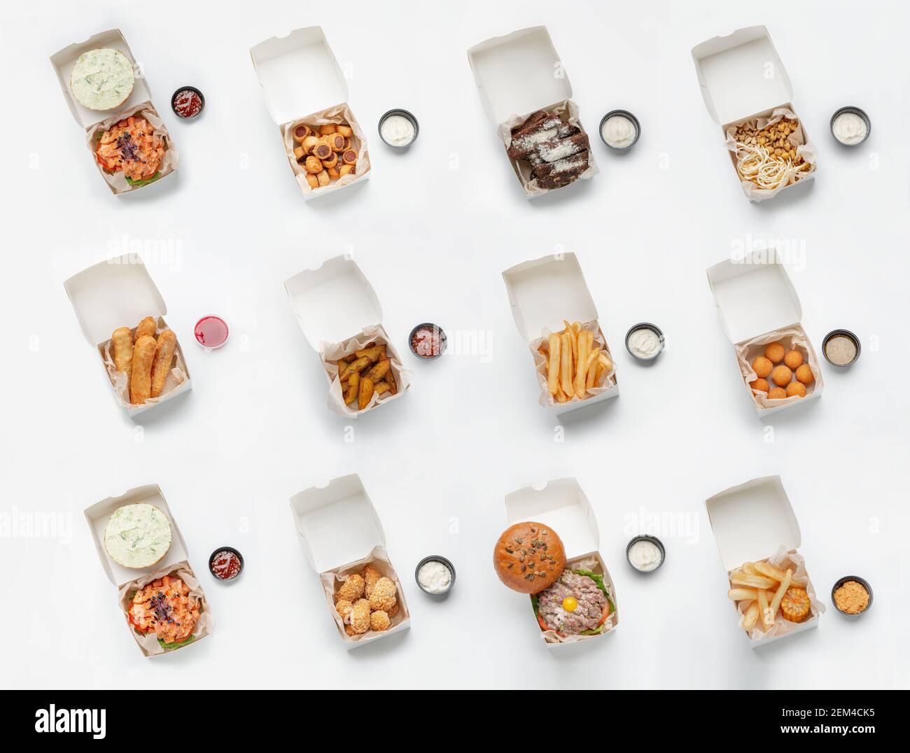 Papierkartons, knusprige frische Snacks sind Pommes, Nuggets, Cracker mit Behältern mit Sauce, Burger und Carpaccio Stockfoto