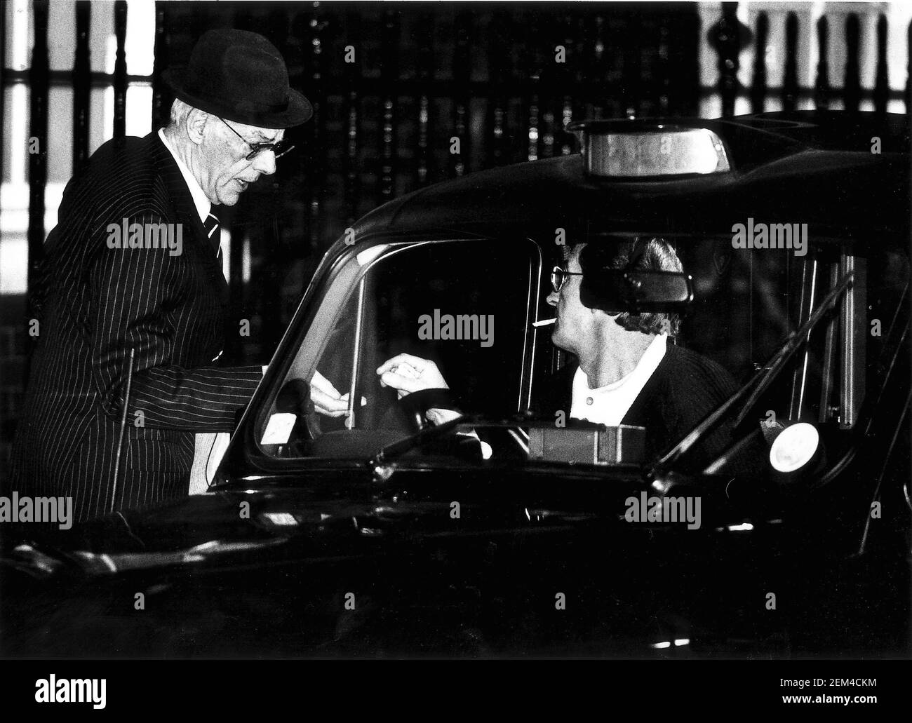 Denis Thatcher kommt heute Abend in der Downing Street an Stockfoto