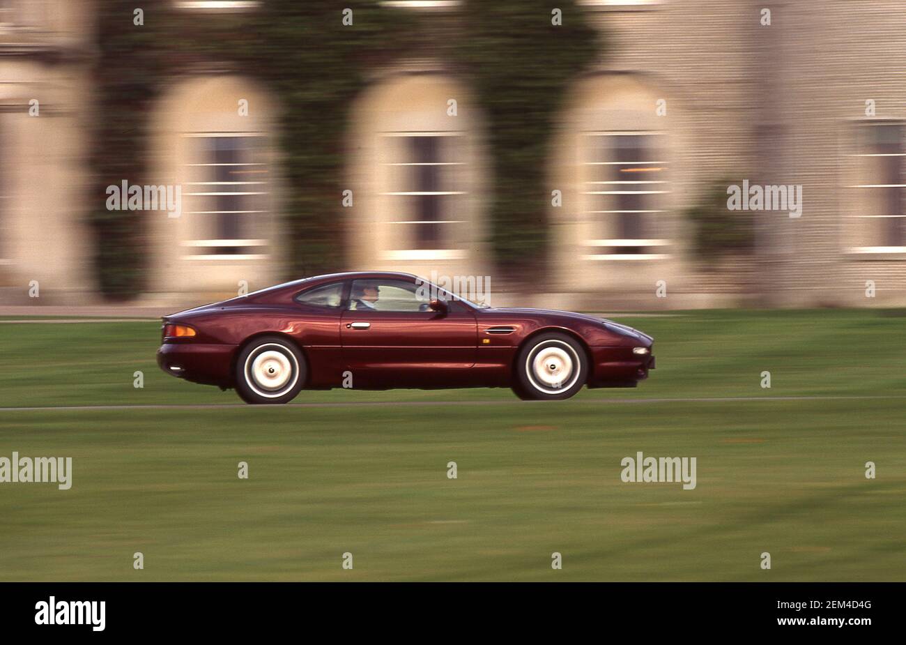 Fahren eines Aston Martin DB7 1994 Stockfoto