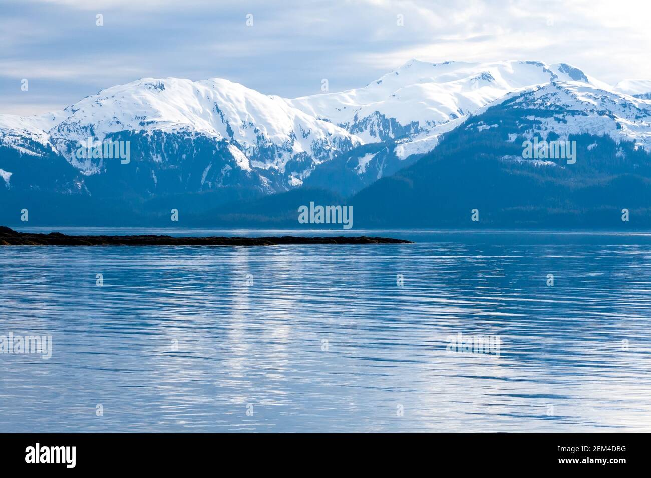 Schneebedeckte Berge entlang der Küste von Süd-Alaska Stockfoto