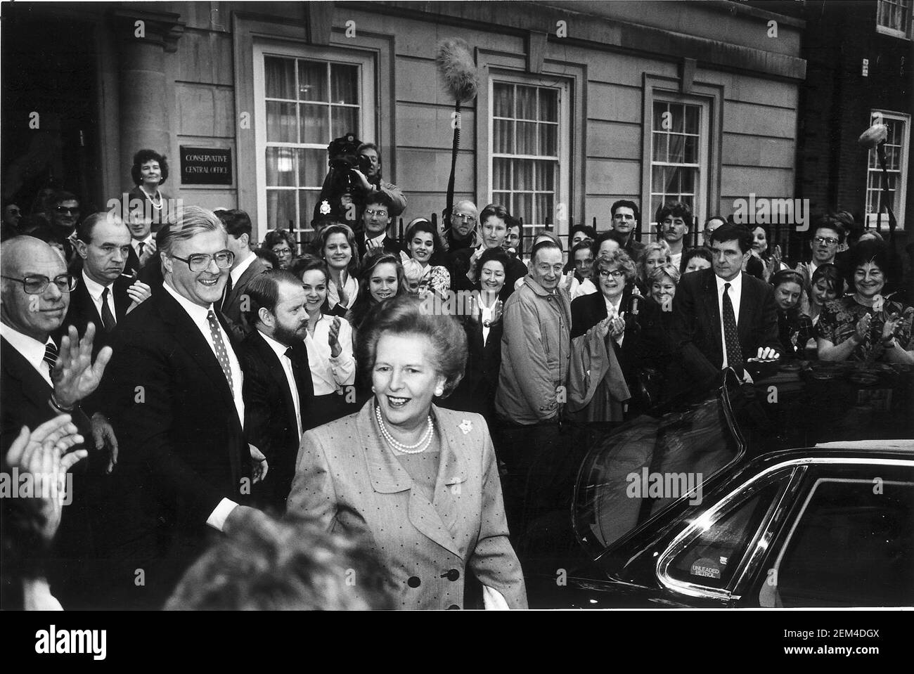 Margaret Thatcher mit Denis, der das konservative Zentralbüro epd verlässt Stockfoto