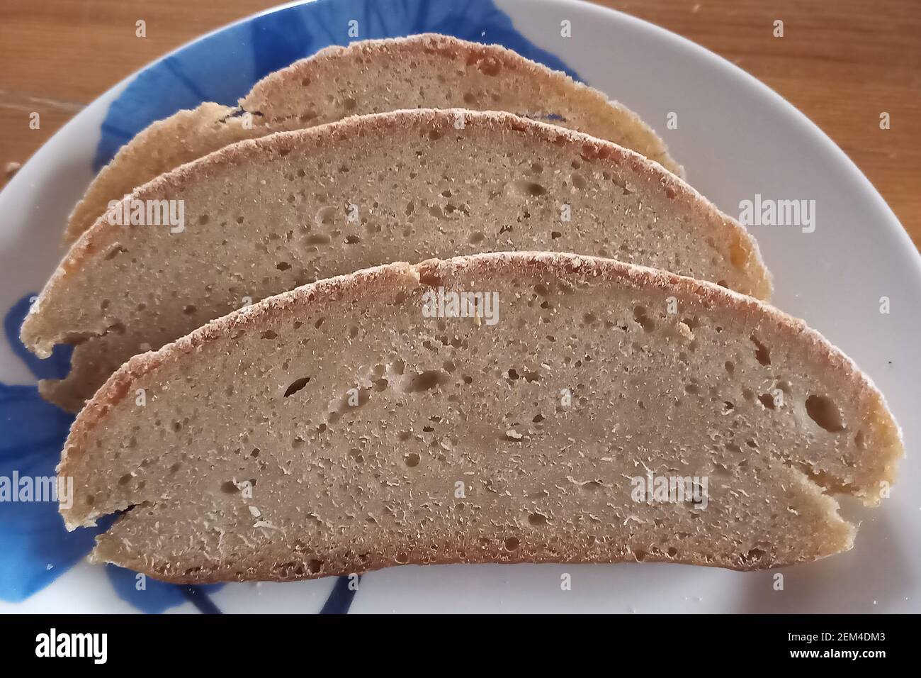 Drei Scheiben gemischtes Sauerteig Brot. Stockfoto