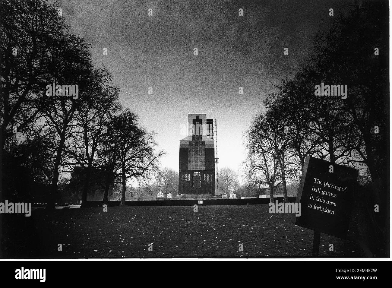 Das Albert Memorial im Hyde Park ist mit einer Folie bedeckt Es beginnt seine RestaurationDBase Stockfoto