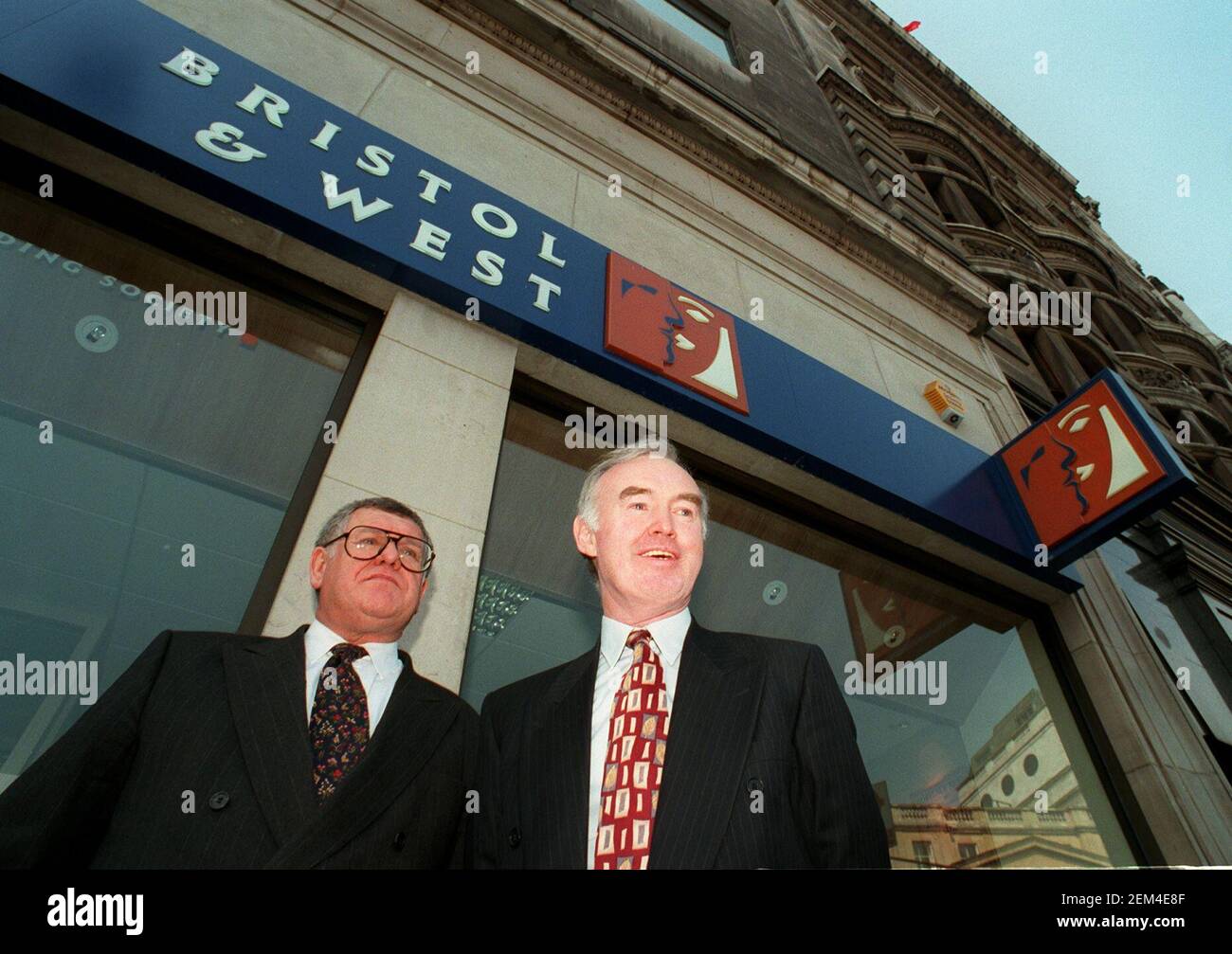 John Burke und Pat Malloy außerhalb von Bristol und West nehmen Vorbei an Bank of Ireland Stockfoto