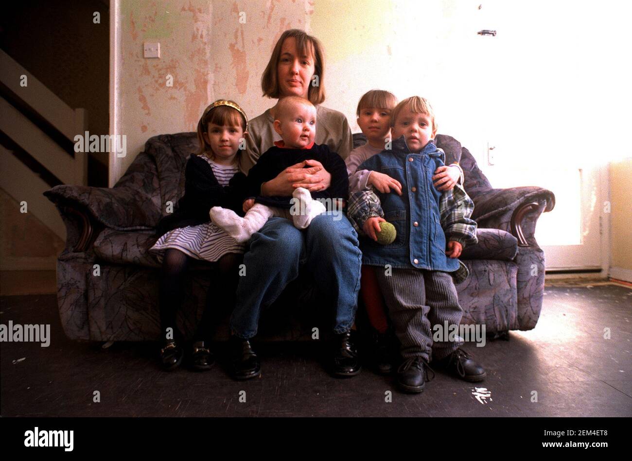 Elizabeth Holdgate und ihre Familie, die auf der Insel leben Von Hunden London, die nach der IRA-Bombe im Süden Die DLR-Station Quay hat keine Beratung oder Entschädigung erhalten Stockfoto