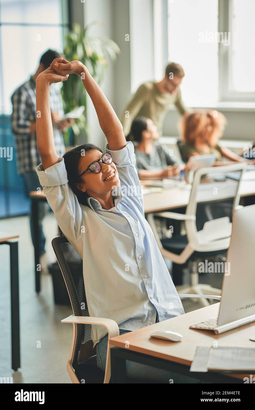 Sitzende Arbeit erfordert häufige Pausen für körperliche Übungen Stockfoto