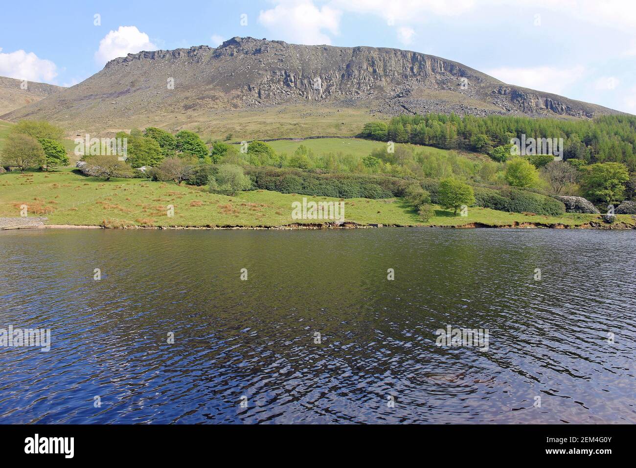 Dove Stone Reservoir mit Ravenstones Crag / Dovestone Edge im hinteren Teil, Peak District, Großbritannien Stockfoto