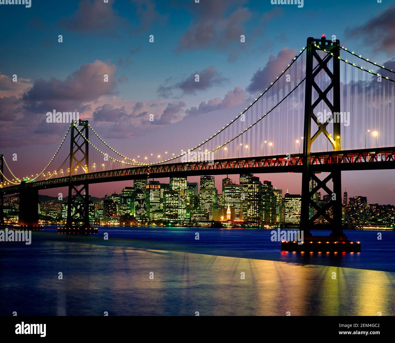USA - KALIFORNIEN: Oakland Bridge und die Innenstadt von San Francisco bei Nacht Stockfoto