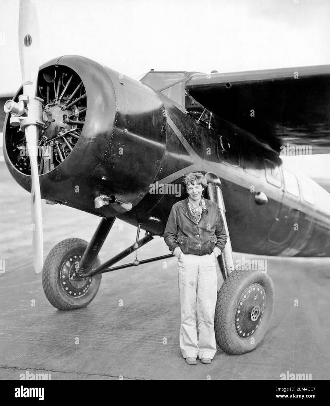 AMELIA EARHART (1897-1937) amerikanische Luftfahrtpionierin Anfang Januar 1935 vor ihrem Alleinflug von Honolulu nach Kalifornien. Stockfoto
