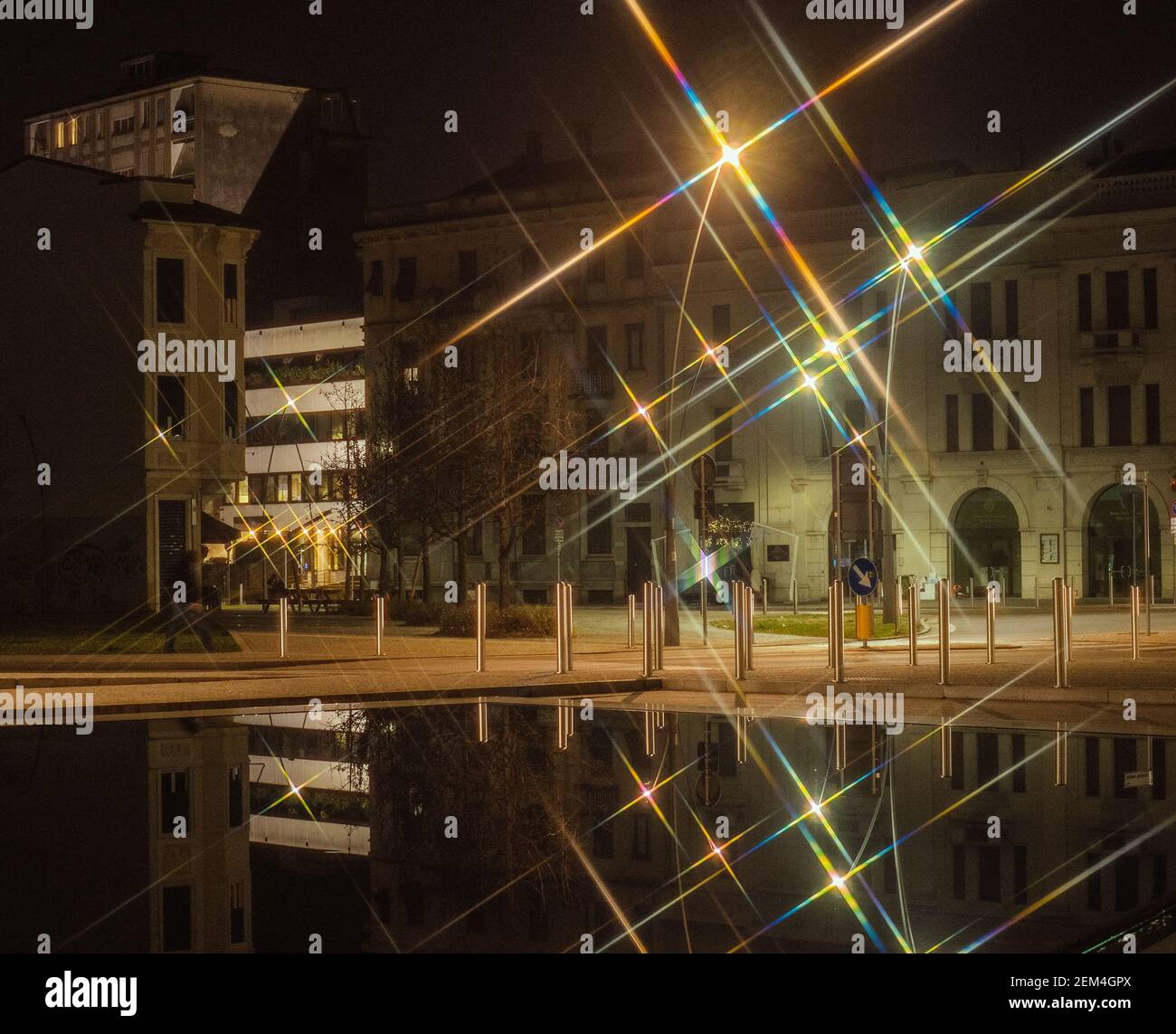 Nachtlichter in den verlassenen Straßen der schlafenden Stadt. .Legnano, Metropole Mailand, Italien. Stockfoto