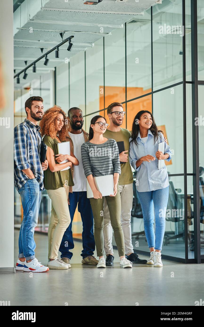 Internationales Team von jungen Menschen posiert für kollektive Foto Stockfoto