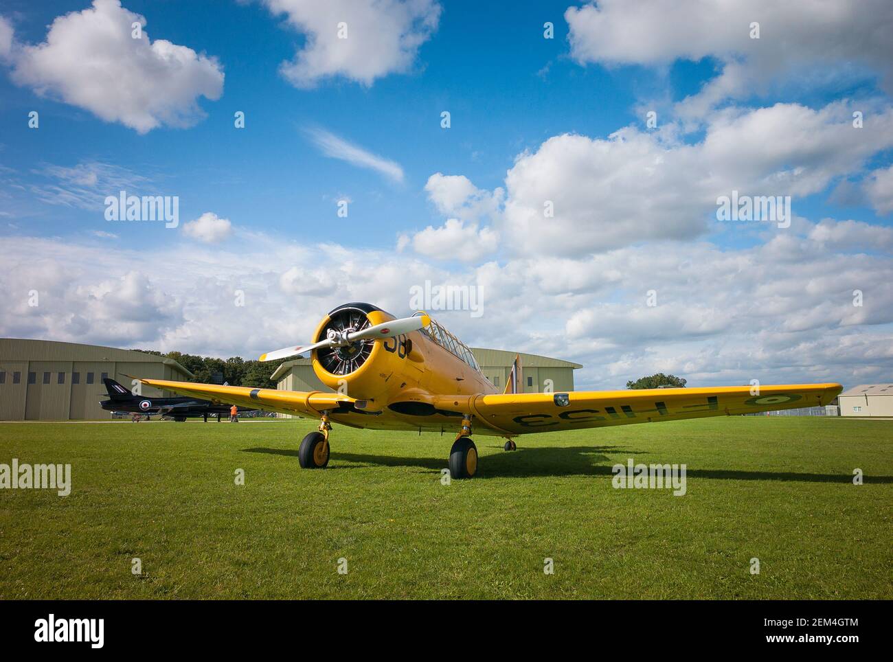 North American Texan Harvard IIB in fliegender Verfassung in Kemble Flugplatz in Gloucestershire England Stockfoto