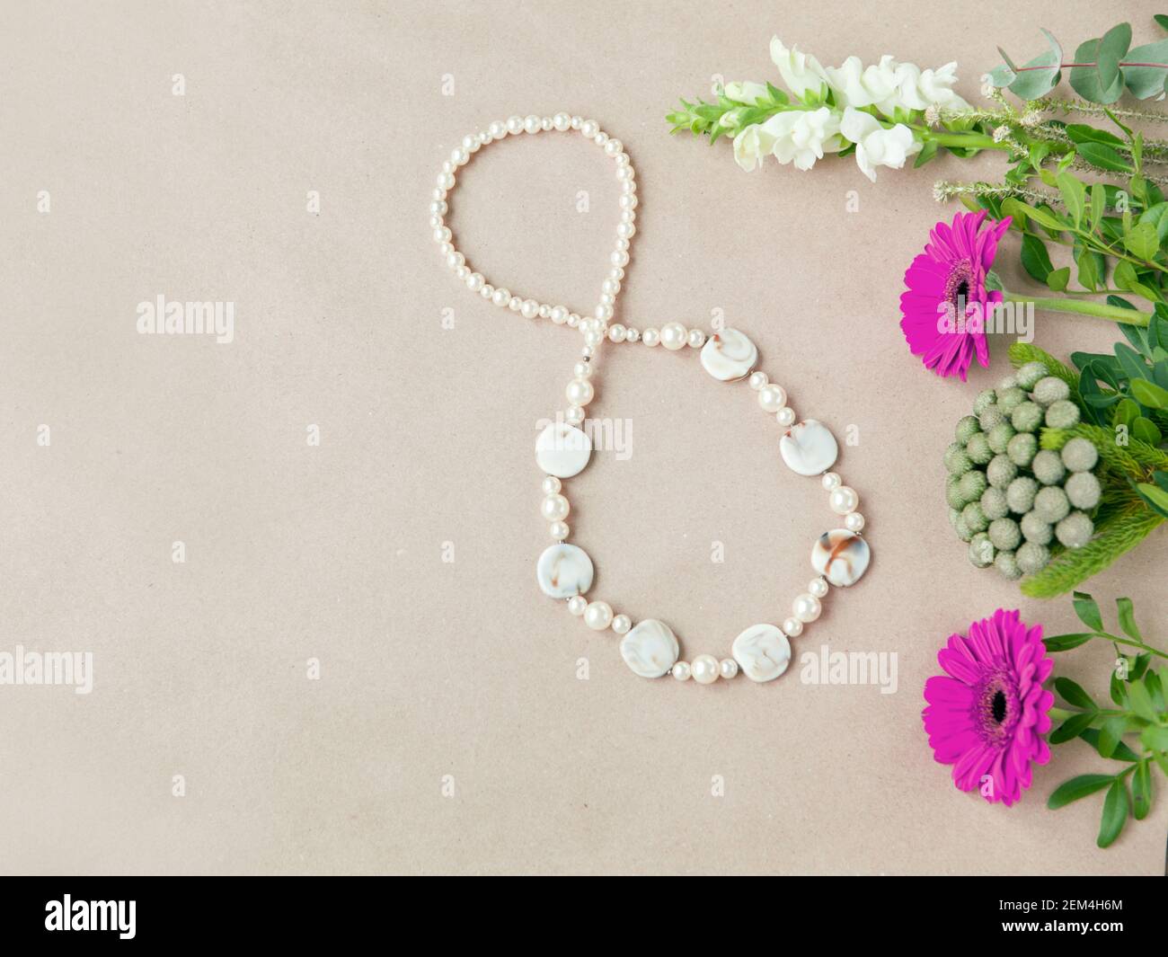 Gestalt Figur von acht 8 Zahl auf Papier Hintergrund mit Gerbera Blumen. Internationale Frauentag Karte. Frauen Unabhängigkeit Tag floralen Konzept Stockfoto