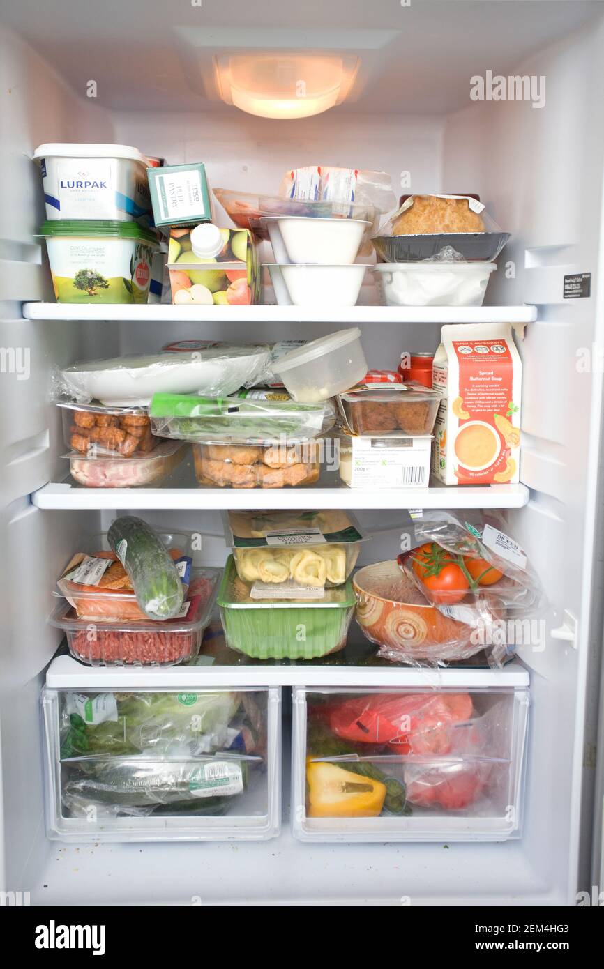 Kühlschrank voll mit Essen. England Stockfoto