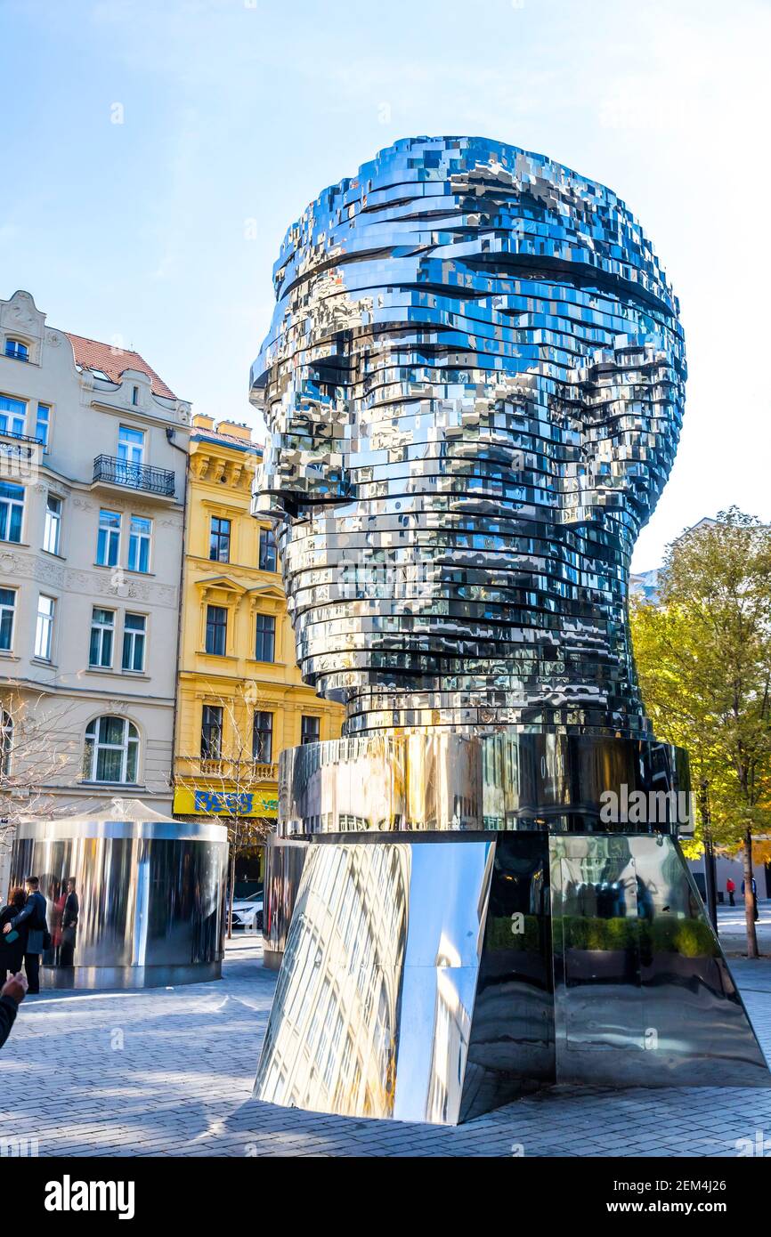 Der Kopf von Franz Kafka (auch bekannt als Statue von Kafka). Außenskulptur des Künstlers David Cerny in der Nähe des Einkaufszentrums Quadrio in der Prager Altstadt Stockfoto